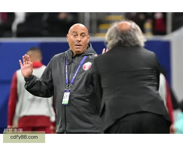 卡塔尔对阵中国比赛裁判判罚争议引发舆论热议规则与公正讨论升级